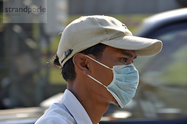 Khmer mit Mundschutz  Phnom Penh  Kambodscha  Asien