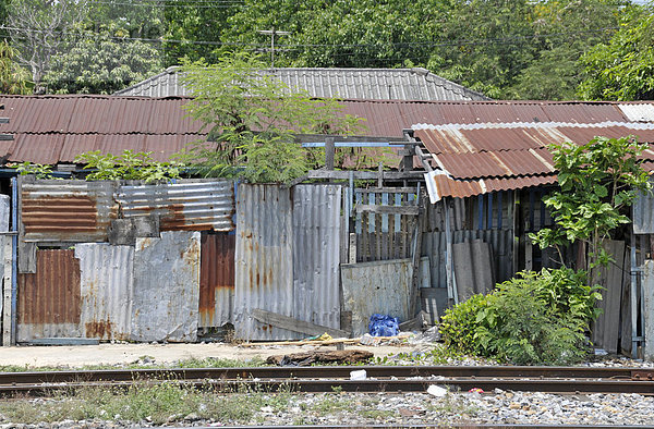 Die Slumbewohner von Bang Sue leben von der Abfallverwertung  Gleise führen durch den armseligen Ort  Bang Sue  Thailand  Asien