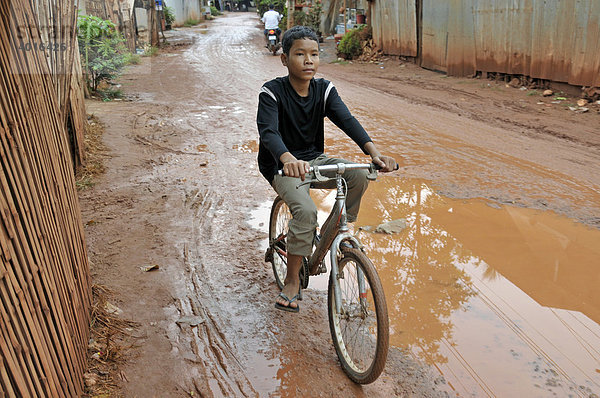 Straße in den Slums von Siem Reap  Kambodscha  Asien