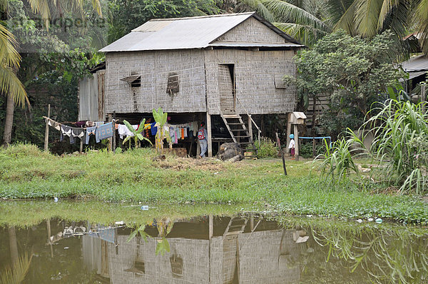 Pfahlhaus in den Slums von Siem Reap  Kambodscha  Asien