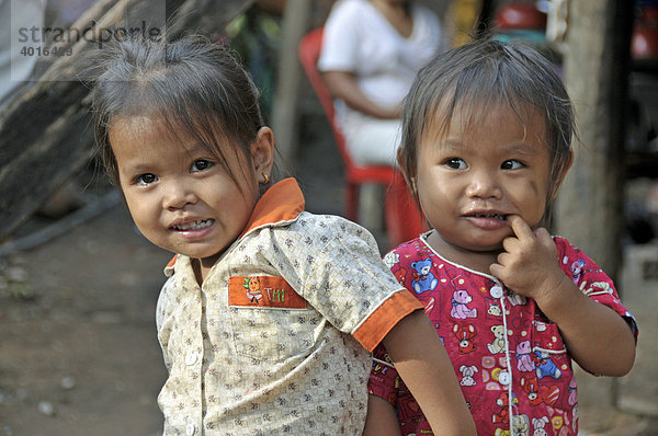 Zwei Mädchen in den Slums von Siem Reap  Kambodscha  Asien