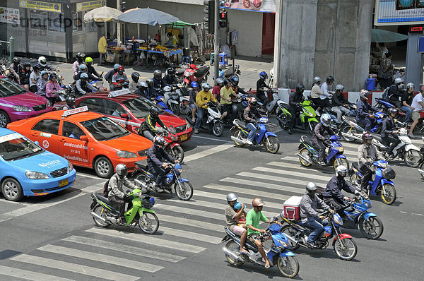 Motorräder  Mopeds und Autos im Verkehrschaos  Ratchadamri Road  Straßenverkehr in Bangkok  Thailand  Asien