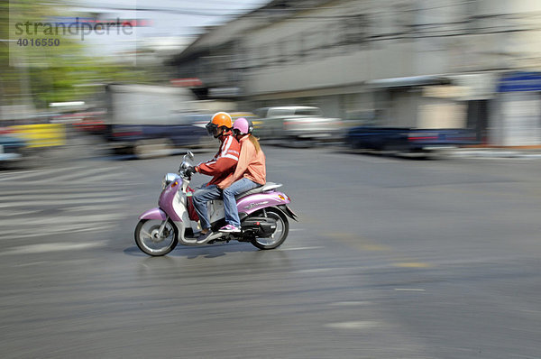 Moped mit Sozius im Verkehrschaos  Ratchamnoen Klang Road  Straßenverkehr in Bangkok  Thailand  Asien