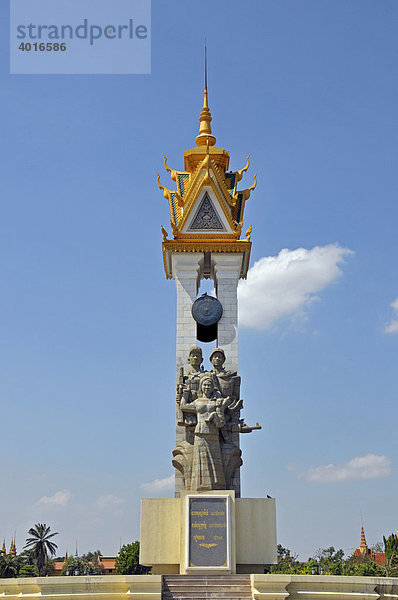 Khmer-Frau mit Baby flankiert von zwei vietnamesischen Befreiungssoldaten  Kambodschanisch-Vietnamesisches Freundschaftsdenkmal  Phnom Penh  Kambodscha  Asien