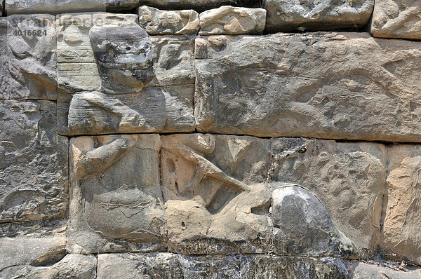 Verwitterte Figur  Relief an der Terrasse der Elefanten  Angkor  Kambodscha  Asien