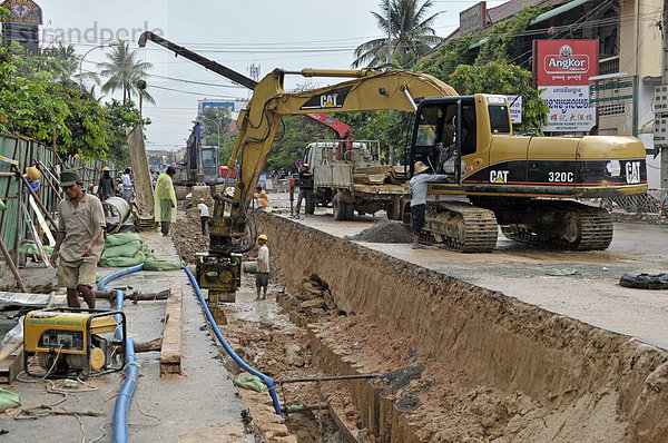 Entfernen von Spundwänden  Bauarbeiter auf einer Straßenbaustelle in Siem Reap  Kambodscha  Asien