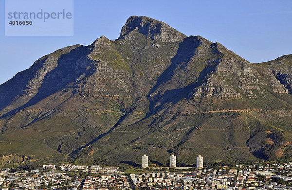 Blick vom Signal Hill auf Wohnhäuser von Kapstadt  dahinter der Devil's Peak  Südafrika  Afrika