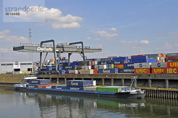 Frachtschiff wird beladen  Binnenhafen in Duisburg  Nordrhein-Westfalen  Deutschland  Europa