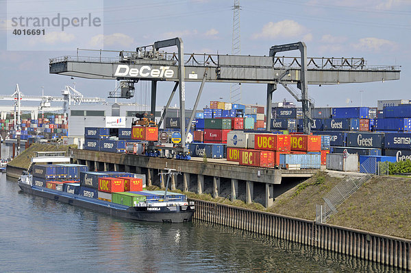 Frachtschiff wird beladen  Binnenhafen in Duisburg  Nordrhein-Westfalen  Deutschland  Europa