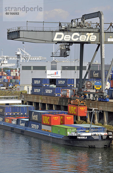 Frachtschiff wird beladen  Binnenhafen in Duisburg  Nordrhein-Westfalen  Deutschland  Europa