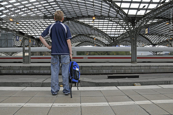 Ein neunjähriger Junge wartet auf seinen Zug  Hauptbahnhof in Köln  Nordrhein-Westfalen  Deutschland  Europa