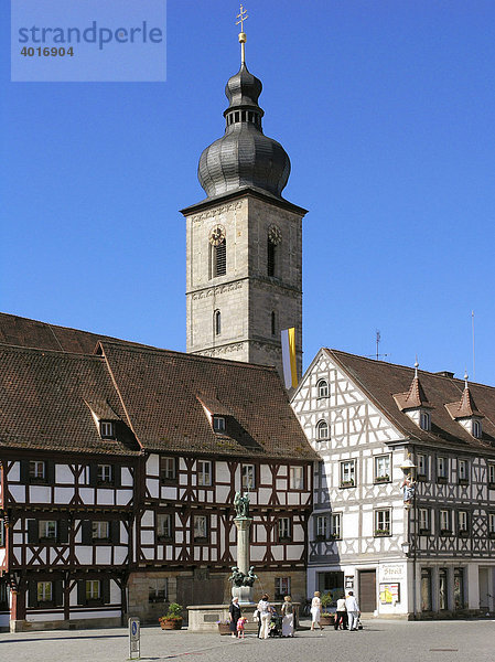 Rathausplatz mit Kirche St. Martin  Forchheim  Oberfranken  Bayern  Deutschland