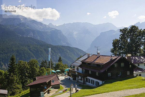 Berggasthof Eckbauer  Graseck bei Garmisch  Blick auf Karwendel  Alpen  Oberbayern  Deutschland