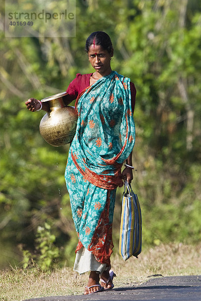Inderin in Sari gekleidet trägt Wasserkrug  Andamanen  Indien