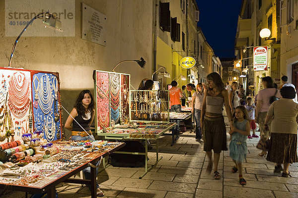 Marktstände  Nachtleben  Altstadt  Rab  Insel Rab  Kroatien  Europa