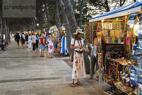 Verkaufsstände auf Promenade  Bol  Insel Brac  Dalmatia  Kroatien  Europa
