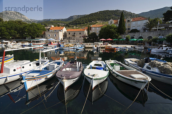 Boote im Hafen von Bol  Insel Brac  Dalmatien  Kroatien  Adria  Mittelmeer  Europa