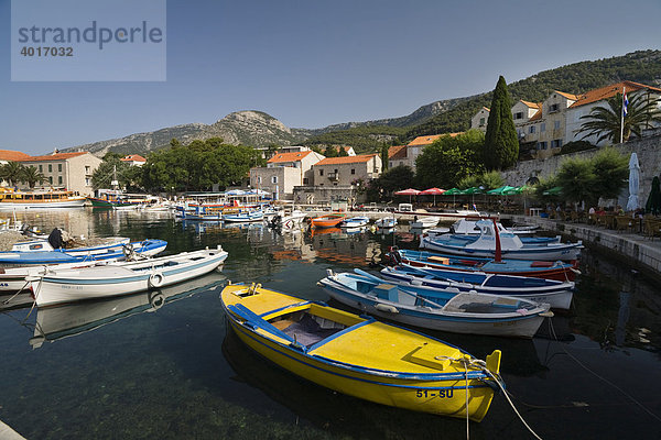 Boote im Hafen von Bol  Insel Brac  Dalmatien  Kroatien  Adria  Mittelmeer  Europa