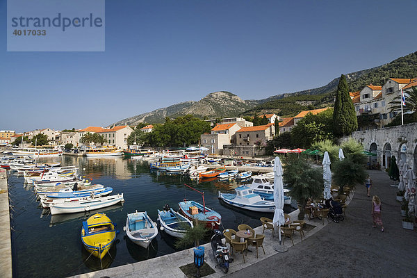 Boote im Hafen von Bol  Insel Brac  Dalmatien  Kroatien  Adria  Mittelmeer  Europa