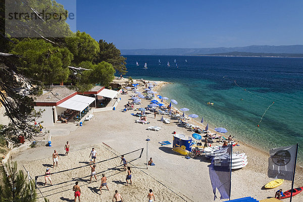 Volleyball Spiel am Strand von Bol  Insel Brac  Dalmatien  Kroatien  Adria  Mittelmeer  Europa