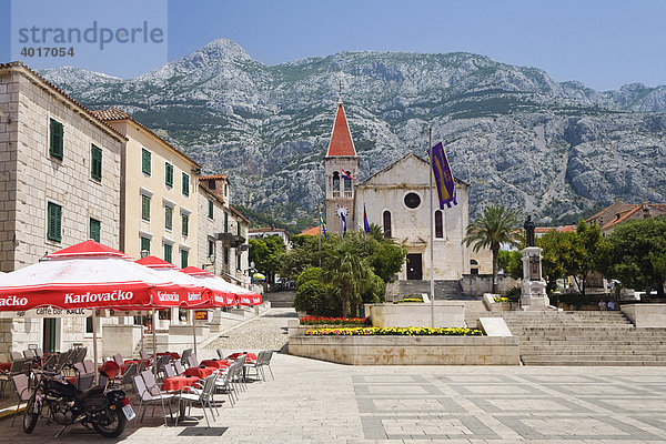 Kacicev trg mit Kirche Sveti Marco im Stadtzentrum von Makarska  Dalmatien  Kroatien  Mittelmeer  Europa