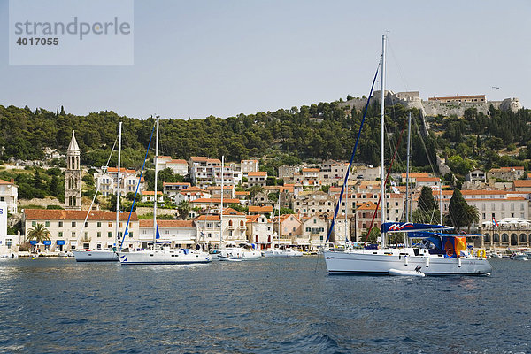 Skyline von Hvar mit Hafen  Insel Hvar  Dalmatien  Kroatien  Adria  Mittelmeer  Europa