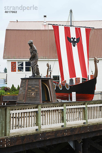 Bojer Wikan Fishermen's Memorial Park mit Wikingerschiff  Sons of Norway Hall  Petersburg  Inside Passage  Alaska  USA  Nordamerika