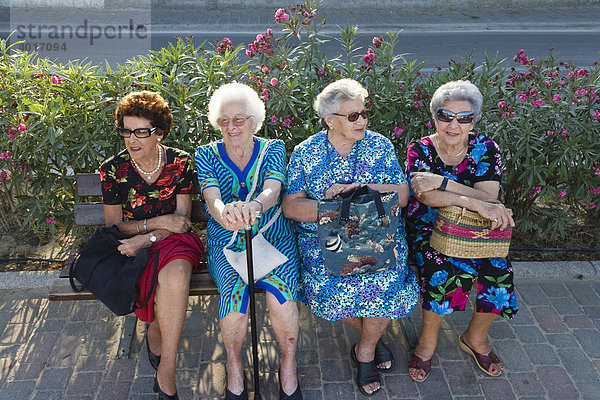 Alte Frauen sitzen auf einer Bank  Elba  Toskana  Italien  Europa