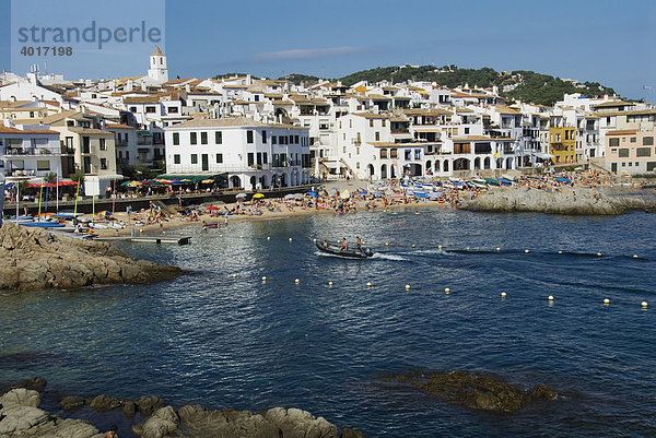 Strand mit Fischerbooten  Felsen und vielen Urlaubern an der Calella de Palafrugell  nördliche Costa Brava  Gerona  Spanien  Europa