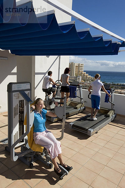 Open Air Fitness auf der Dachterrasse  Hotel Sandy Beach  Playa del Ingles  Gran Canaria  Kanarische Inseln  Spanien  Europa