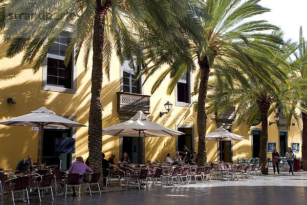 Cafe Monopol  Gäste unter Palmen  Plaza Hurtado de Mendoza  Las Palmas de Gran Canaria  Kanaren  Spanien  Europa