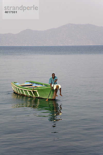 Mumbo Island Camp  Fischer Boot  Cape Maclear Peninsula  Malawi See  Malawi  Südost-Afrika