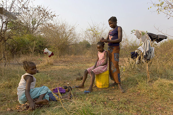 Mutter frisiert ihr Kind  Dorf Sambona  afrikanisches Dorf  Südprovinz  Sambia  Republik Sambia  Afrika