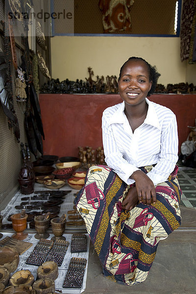 Naomi verkauft afrikanische Souvenirs  Livingstone  Südprovinz  Sambia  Republik Sambia  Afrika