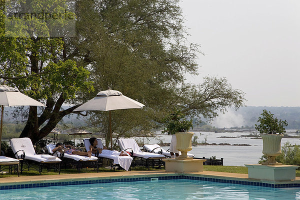 Pool mit Blick auf die Victoria Falls  Royal Livingstone Hotel  Luxushotel  Livingstone  Südprovinz  Sambia  Republik Sambia  Afrika