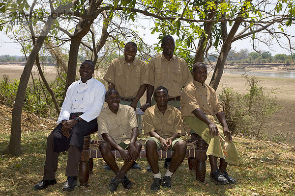 Mitarbeiter der Nkwali Lodge beim Südluangwa-Nationalpark bei Mfue  Ostprovinz  Sambia  Republik Sambia  Afrika
