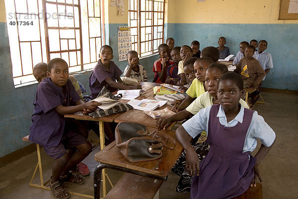 Unterricht in der Dorfschule  Dorf Kawaza  Ostprovinz  Sambia  Republik Sambia  Afrika