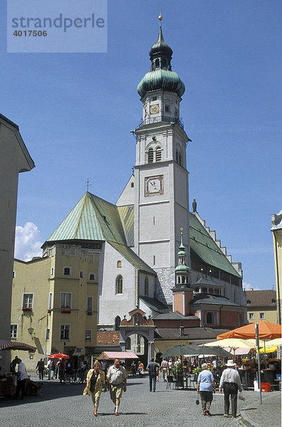 Die Altstadt von Hall mit der Pfarrkirche St. Nikolaus  Hall  Tirol  Österreich