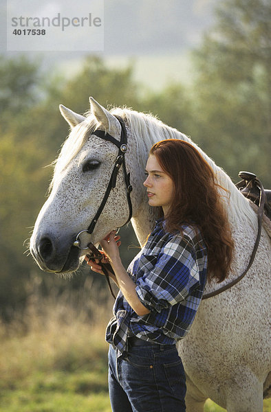 Portrait einer jungen Frau und ihres Pferdes  Köln  Nordrhein-Westfalen  Deutschland