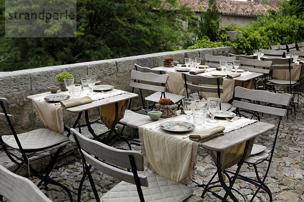 Gedeckte Tische eines Restaurants im Freien  Seillans  Provence  Frankreich  Europa