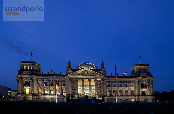 Reichstag  Bundestag  am Abend  Berlin  Deutschland  Europa
