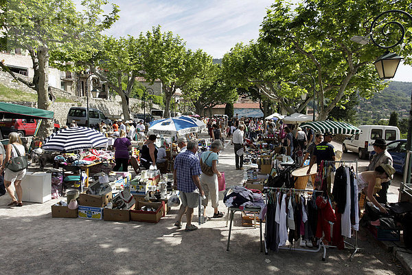 Flohmarkt auf dem Marktplatz von Seillans  Provence  Frankreich  Europa