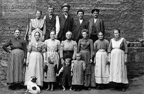 Große Bauernfamilie  historische Aufnahme  ca. 1930