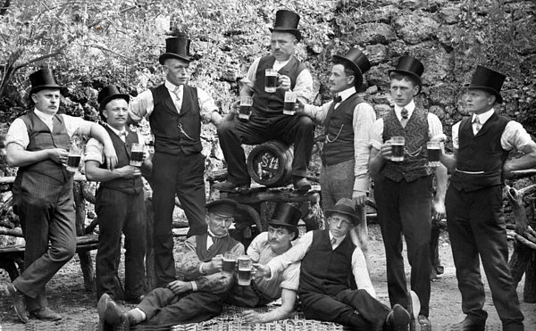 Männergruppe mit Zylinder trinkt Bier  historische Aufnahme  ca. 1914