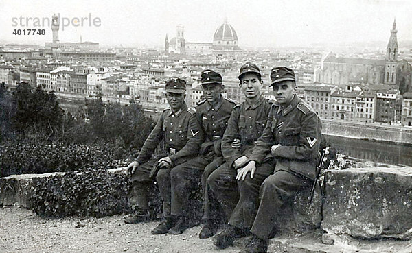 Deutsche Soldaten auf Sightseeing  historische Aufnahme  ca. 1943  Piazza Michelangelo  Florenz  Toskana  Italien