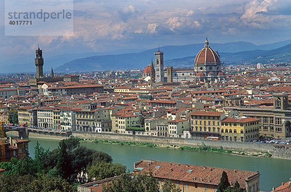 Panorama mit Arno  Florenz  Toskana  Italien