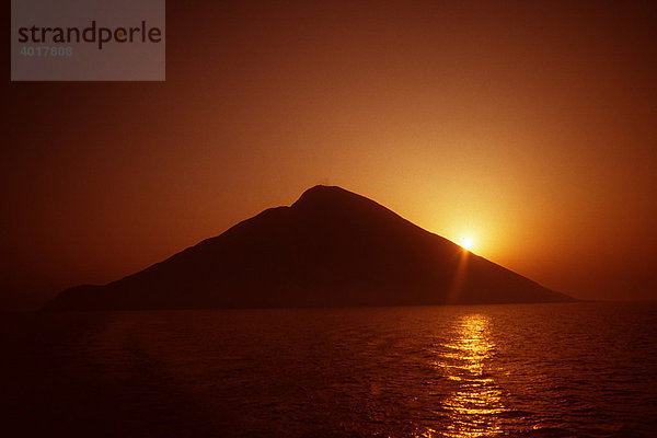 Insel bei Sonnenaufgang  Stromboli  Äolische Inseln  Italien  Europa