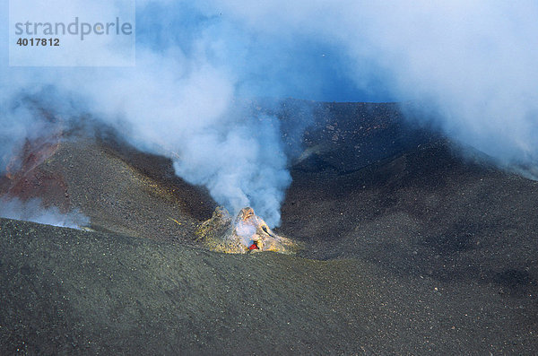 Blick in den aktiven Krater  Stromboli  Äolische Inseln  Italien  Europa