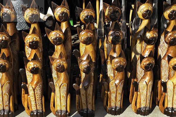 Holzkatzen  Souvenirs bei Ubud  Bali  Indonesien  Asien