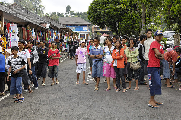 Junges Volk und Verkaufsstände am Bratan-See  Bali  Indonesien  Südostasien
